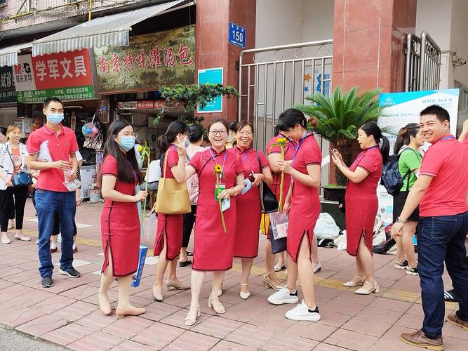 新奥今晚买什么和老师穿状元服送祝福与老师穿旗袍祝贺高考